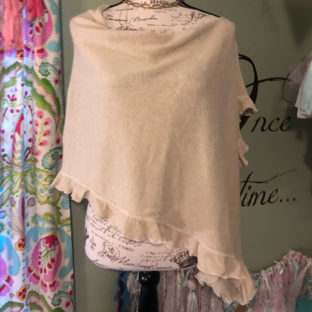 Wool blend poncho with ruffled hem By Notice OS